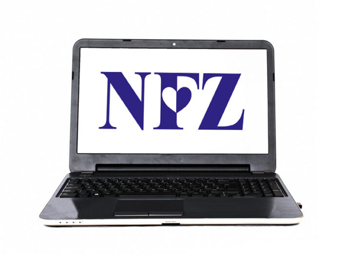 Laptop wyświetla na ekranie logo NFZ - Narodowego Funduszu Zdrowia